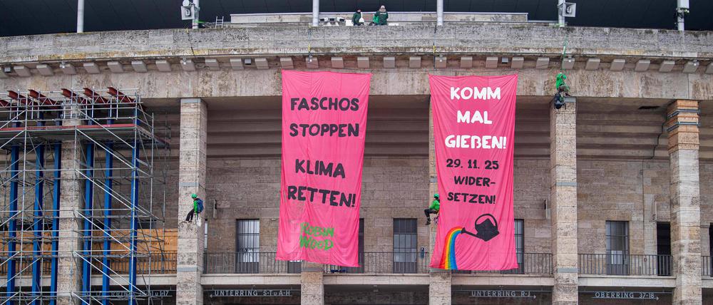 Aktivisten von Robin Wood mobilisieren für einen Gegenprotest gegen die Neugründung der AfD-Jugend Ende November und enthüllen Banner am Olympiastadion.