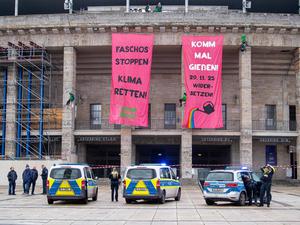 Aktivisten von Robin Wood mobilisieren für einen Gegenprotest gegen die Neugründung der AfD-Jugend Ende November und enthüllen Banner am Olympiastadion.