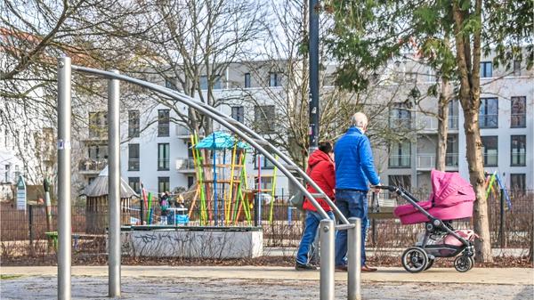 Im Paule-Park in Berlin-Pankow fühlen sich Familien wohl. Ein Überfall endet für drei Jugendliche im Krankenhaus.
