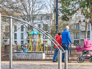 Im Paule-Park in Berlin-Pankow fühlen sich Familien wohl. Ein Überfall endet für drei Jugendliche im Krankenhaus.