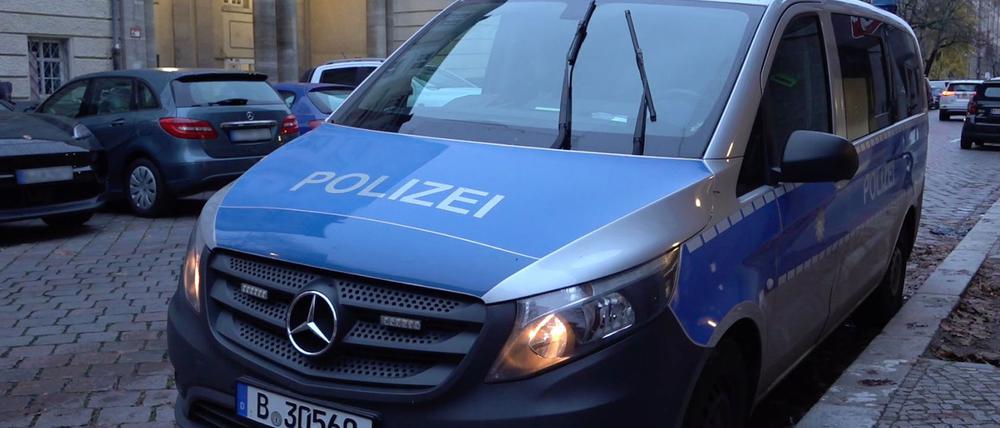 Ein Polizeiauto steht nach vermeintlichen Anschlagsandrohungen vor einer Berliner Schule.