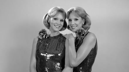 Die Kessler-Zwillinge Alice und Ellen vor der Sendung „Schönste Melodien der Welt“ im April 1981.
