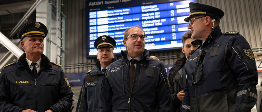 Am Münchner Hauptbahnhof war Bundesinnenminister Alexander Dobrindt (CSU) dabei. (Archivfoto)