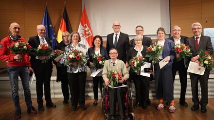 Brandenburgs Ministerpräsident Dietmar Woidke (SPD) hat Verdienstmedaillen an elf Männer und Frauen verliehen (Handout).