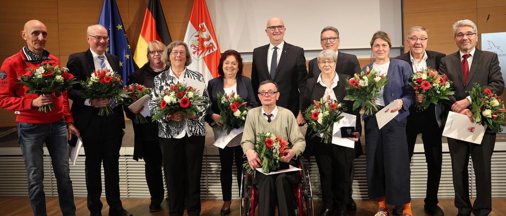 Brandenburgs Ministerpräsident Dietmar Woidke (SPD) hat Verdienstmedaillen an elf Männer und Frauen verliehen (Handout).