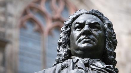 Blick auf das Denkmal für Komponist Johann Sebastian Bach vor der Thomaskirche in Leipzig. 