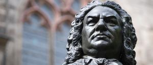 Blick auf das Denkmal für Komponist Johann Sebastian Bach vor der Thomaskirche in Leipzig. 