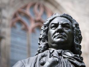 Blick auf das Denkmal für Komponist Johann Sebastian Bach vor der Thomaskirche in Leipzig.