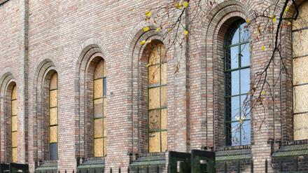 Die Kirchenfenster der St. Peter und Paul Kirche in Potsdam sollen jetzt denkmalgerecht restauriert werden.