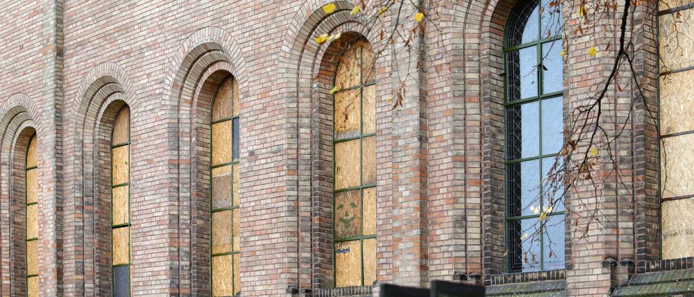 Die Kirchenfenster der St. Peter und Paul Kirche in Potsdam sollen jetzt denkmalgerecht restauriert werden.