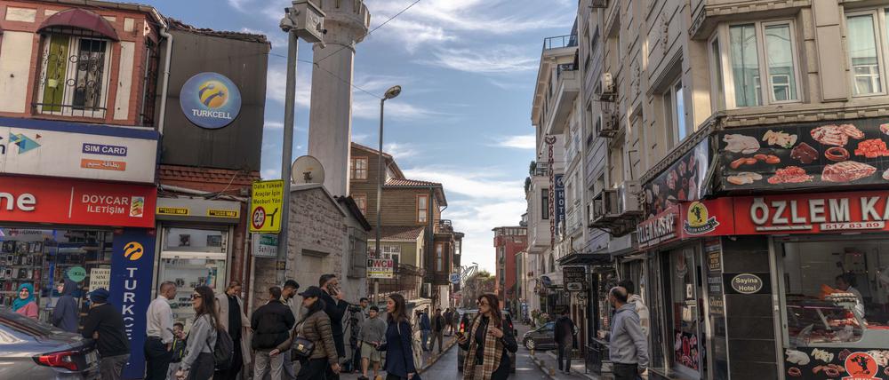 Istanbul: Menschen gehen im Stadtteil Fatih die Straße entlang.