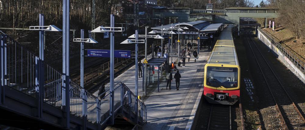 Die Tat ereignete sich am S-Bahnhof Messe-Süd. (Symbolbild)