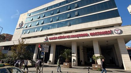 Die Ermittlungen über die Ursache für die Todesfälle halten an.