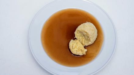 Kloß-Versuchsreihe: Unser Autor hat sich an verschiedenen Kartoffelklößen und -knödeln versucht. Welcher gelingt Weihnachten bestimmt? (Fotos aufgenommen im November 2025).