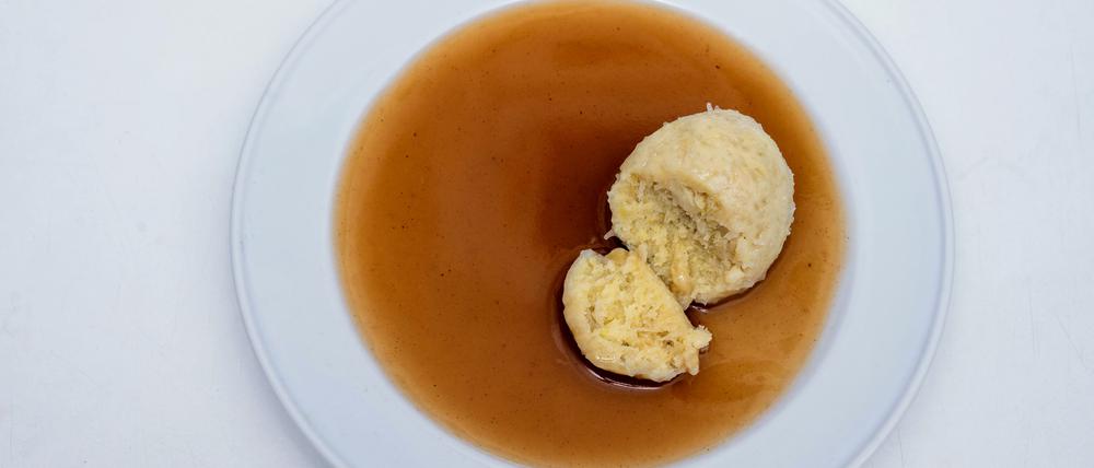 Kloß-Versuchsreihe: Unser Autor hat sich an verschiedenen Kartoffelklößen und -knödeln versucht. Welcher gelingt Weihnachten bestimmt? (Fotos aufgenommen im November 2025).