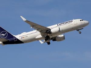 Ein Airbus A320-214 der Lufthansa beim Start.