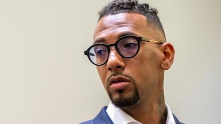 Jerome Boateng, Fußball-Profi, steht im Landgericht im Gerichtssaal. Der ehemalige Fußball-Nationalspieler musste sich wegen des Vorwurfs der Körperverletzung an seiner Ex-Partnerin vor Gericht verantworten.