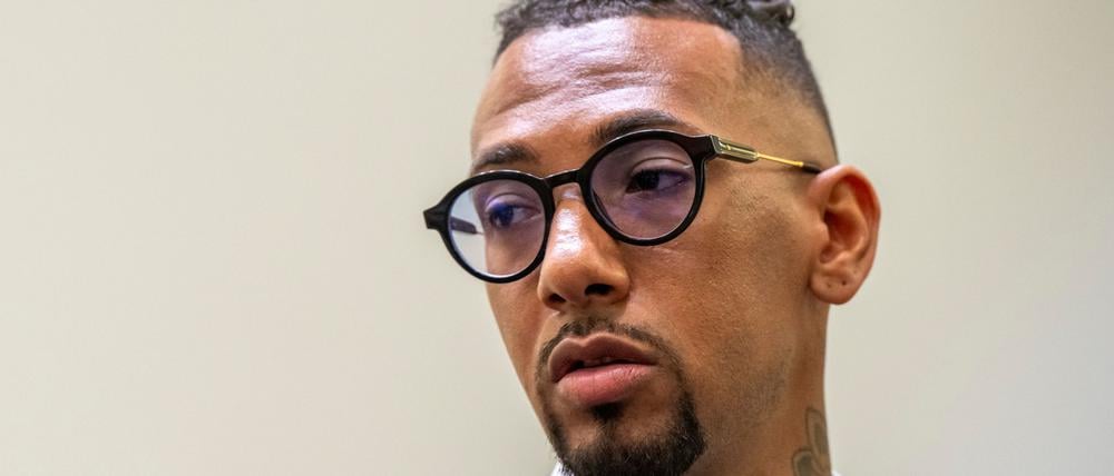 Jerome Boateng, Fußball-Profi, steht im Landgericht im Gerichtssaal. Der ehemalige Fußball-Nationalspieler musste sich wegen des Vorwurfs der Körperverletzung an seiner Ex-Partnerin vor Gericht verantworten.