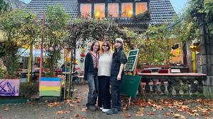 Die neue Betreiberin Alisa Sabyrkulowa-Alemdar (in der Mitte) zwischen zwei Mitarbeiterinnen.