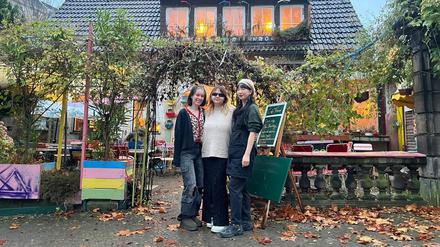 Die neue Betreiberin Alisa Sabyrkulowa-Alemdar (in der Mitte) zwischen zwei Mitarbeiterinnen.