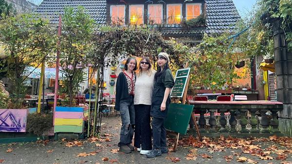 Die neue Betreiberin Alisa Sabyrkulowa-Alemdar (in der Mitte) zwischen zwei Mitarbeiterinnen.