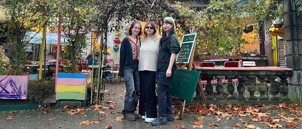 Die neue Betreiberin Alisa Sabyrkulowa-Alemdar (in der Mitte) zwischen zwei Mitarbeiterinnen.