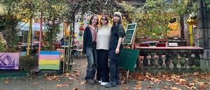 Die neue Betreiberin Alisa Sabyrkulowa-Alemdar (in der Mitte) zwischen zwei Mitarbeiterinnen.