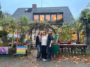 Die neue Betreiberin Alisa Sabyrkulowa-Alemdar (in der Mitte) zwischen zwei Mitarbeiterinnen.