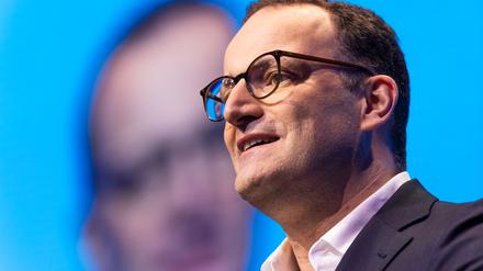 Jens Spahn (CDU), Fraktionsvorsitzender seiner Partei und der CSU im Bundestag, steht während dem Deutschlandtag der Jungen Union auf der Bühne und spricht.