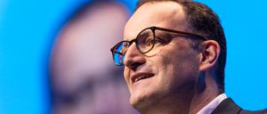 Jens Spahn (CDU), Fraktionsvorsitzender seiner Partei und der CSU im Bundestag, steht während dem Deutschlandtag der Jungen Union auf der Bühne und spricht.