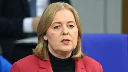 Bärbel Bas (SPD), Bundesministerin für Arbeit und Soziales, spricht bei der Regierungsbefragung in der 39. Plenarsitzung der 21. Legislaturperiode im Deutschen Bundestag.