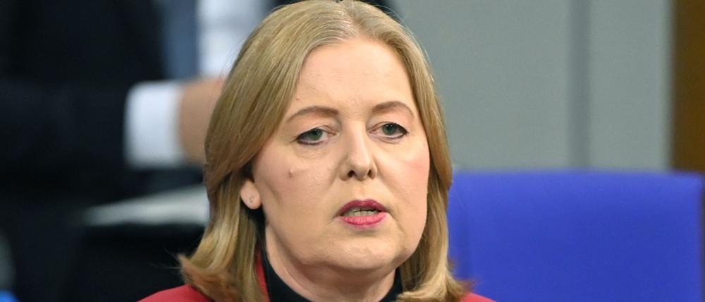 Bärbel Bas (SPD), Bundesministerin für Arbeit und Soziales, spricht bei der Regierungsbefragung in der 39. Plenarsitzung der 21. Legislaturperiode im Deutschen Bundestag.