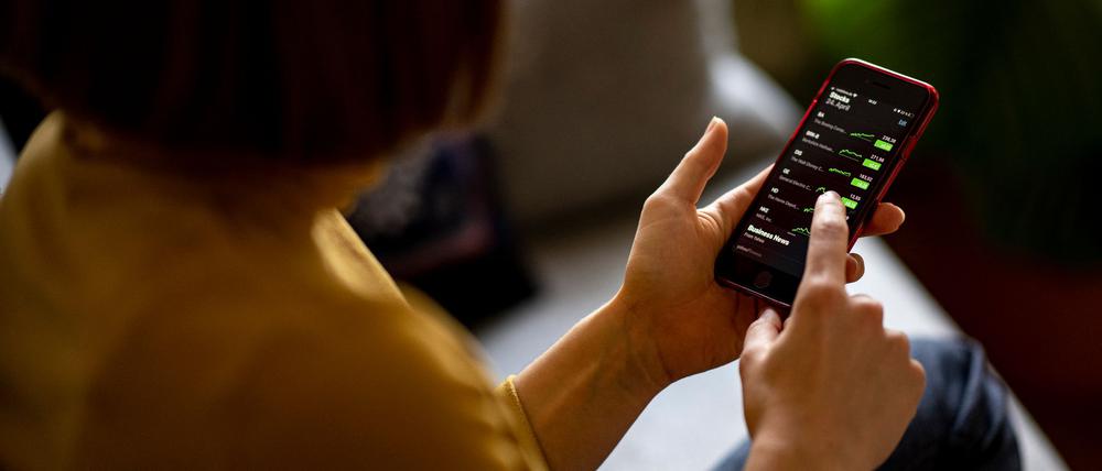 Auch die finanziellen Entscheidungen junger Menschen werden durch soziale Medien stärker beeinflusst als bei älteren Generationen. (Symbolbild)