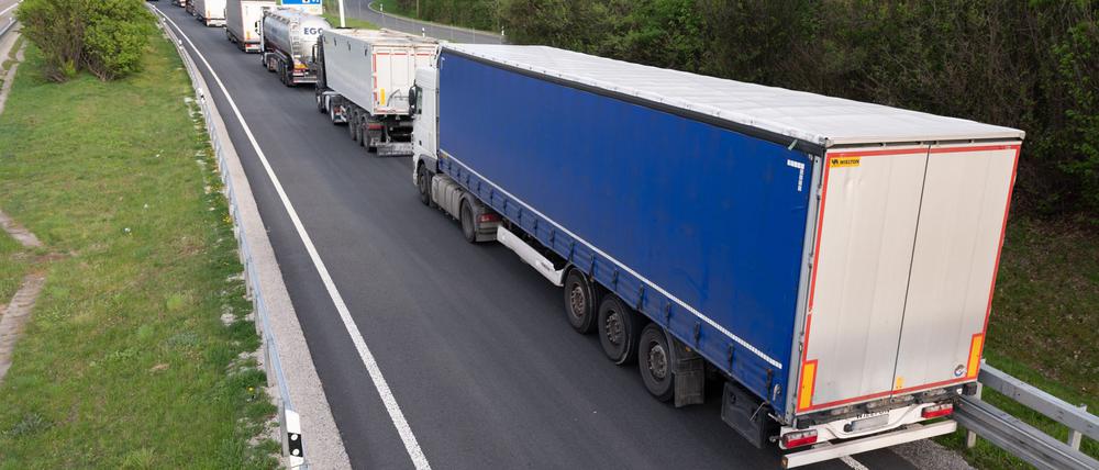 Weil es zu wenig Stellplätze gibt, parken Lkw immer wieder illegal. (Archivbild)