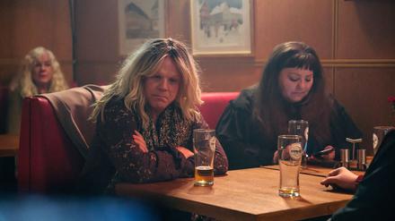 In einer Kneipe freundet sich Berit (Anders Baasmo, l.) mit einer Frau und zwei Männern an, die sich dort regelmäßig an einem Stammtisch treffen. 