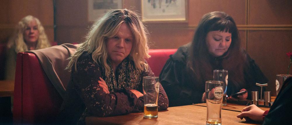 In einer Kneipe freundet sich Berit (Anders Baasmo, l.) mit einer Frau und zwei Männern an, die sich dort regelmäßig an einem Stammtisch treffen. 