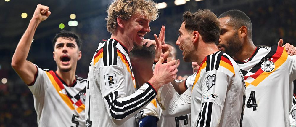 Nick Woltemade (2. v.l.) bejubelt den nächsten Treffer mit seinen Kollegen. 