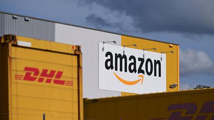 Ein Logistikzentrum von Amazon, auf dessen Gelände DHL-Container stehen. DHL ist das größte Paketunternehmen in Deutschland, gefolgt von Amazon - der Online-Handelsriese trägt einen großen Teil bei ihm bestellten Waren selbst aus. (Archivbild)