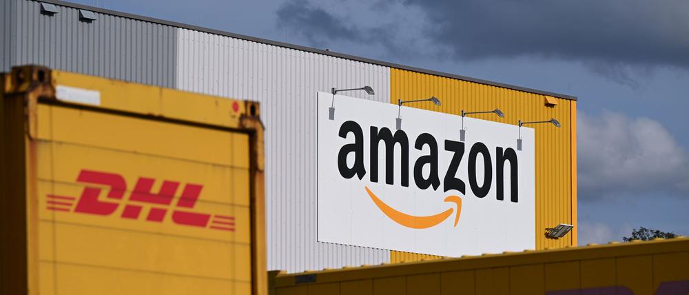 Ein Logistikzentrum von Amazon, auf dessen Gelände DHL-Container stehen. DHL ist das größte Paketunternehmen in Deutschland, gefolgt von Amazon - der Online-Handelsriese trägt einen großen Teil bei ihm bestellten Waren selbst aus. (Archivbild)