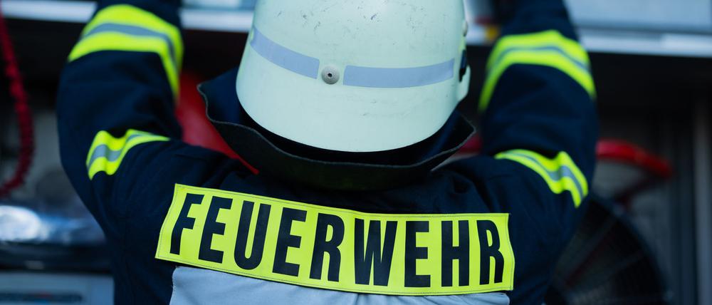 In der brennenden Halle waren Boote gelagert. (Symbolbild)