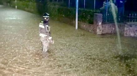 Ein Feuerwehrmann im Einsatz nach Unwettern in Brazzano di Cormons im Norden Italiens.