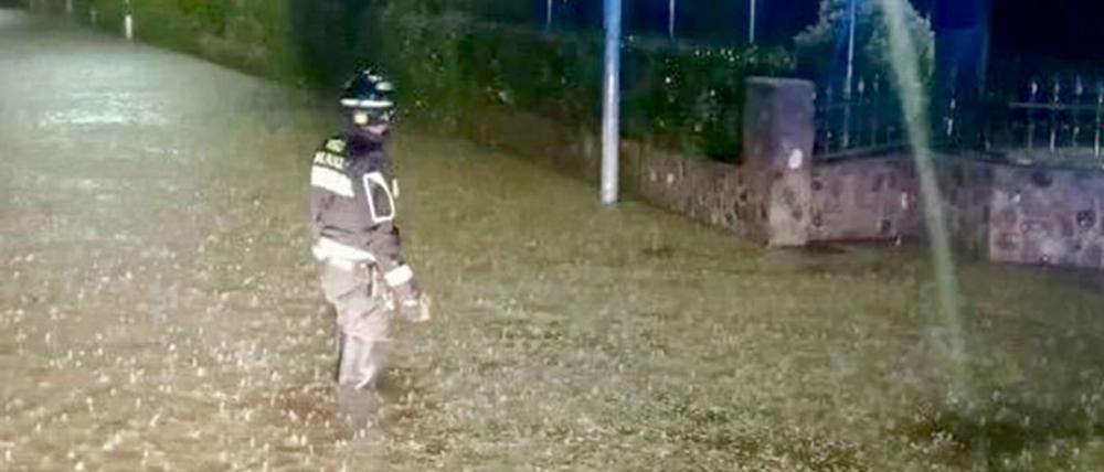 Ein Feuerwehrmann im Einsatz nach Unwettern in Brazzano di Cormons im Norden Italiens.