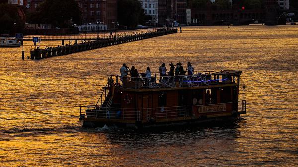 Die Lärmbelästigung durch Partyboote auf der Spree in Berlin hat im Südosten zugenommen. (Archivfoto)