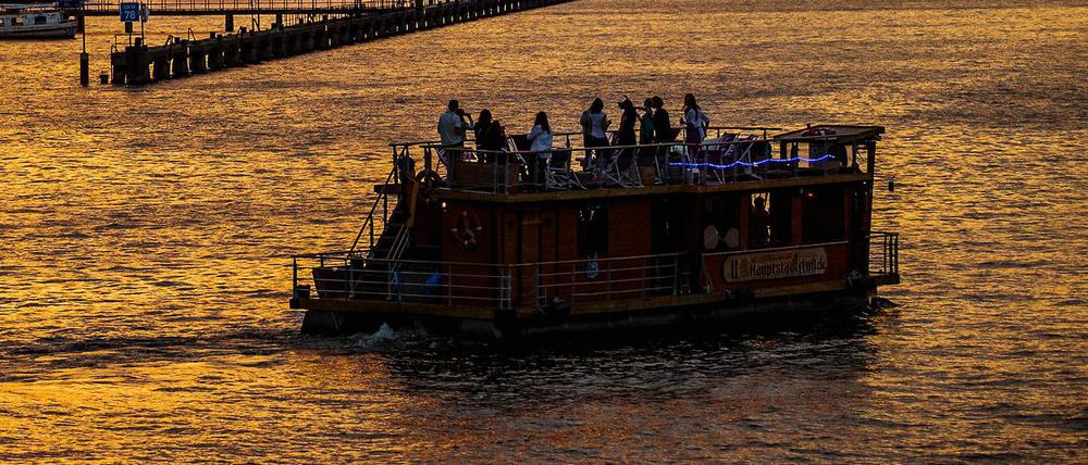 Die Lärmbelästigung durch Partyboote auf der Spree in Berlin hat im Südosten zugenommen. (Archivfoto)