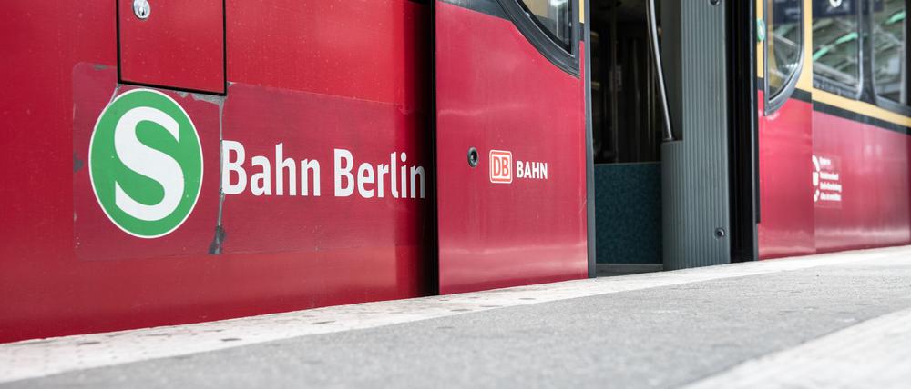 Eine Berliner S-Bahn steht mit geöffneten Türen an einem Bahnsteig. (Archivbild)