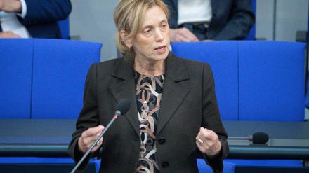 Karin Prien, Bundesministerin für Bildung, Familie, Senioren, Frauen und Jugend, am 5. November auf der Regierungsbank im Deutschen Bundestag.