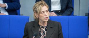 Karin Prien, Bundesministerin für Bildung, Familie, Senioren, Frauen und Jugend, am 5. November auf der Regierungsbank im Deutschen Bundestag.