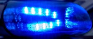 Ein Blaulicht leuchtet auf einem Fahrzeug der Polizei. (Symbolbild)