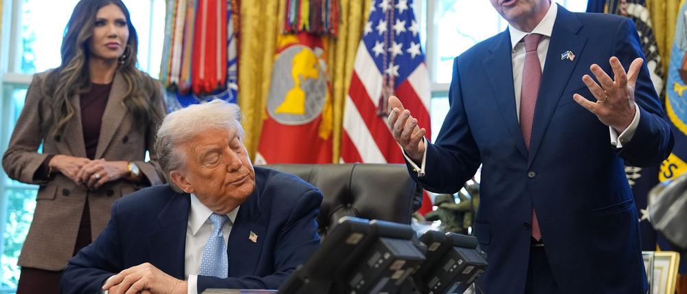 US-Präsident Donald Trump (M) droht mit Spielverlegungen, FIFA-Präsident Gianni Infantino gibt sich zurückhaltend.