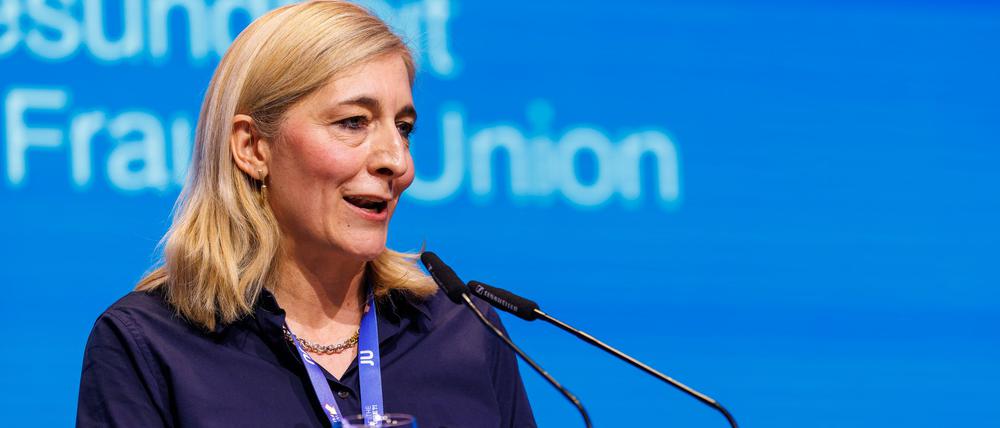 Nina Warken (CDU), Bundesgesundheitsministerin und Vorsitzende der Frauen Union, spricht beim Deutschlandtag der Jungen Union. 